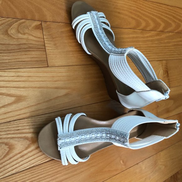 Beige and white sandals - Picture 3 of 4